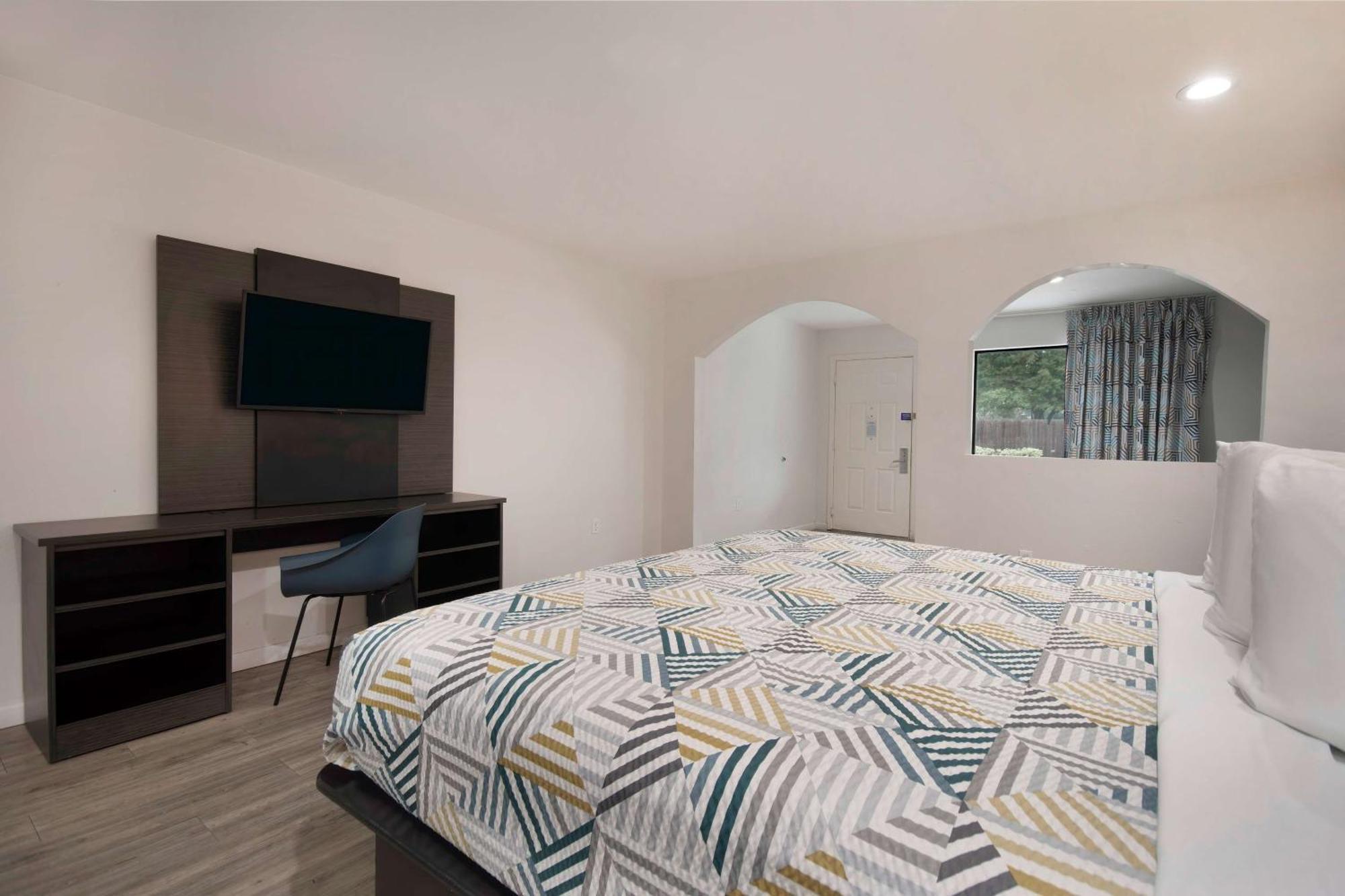 6 Houston, Tx - I-10 West Hotel 2*